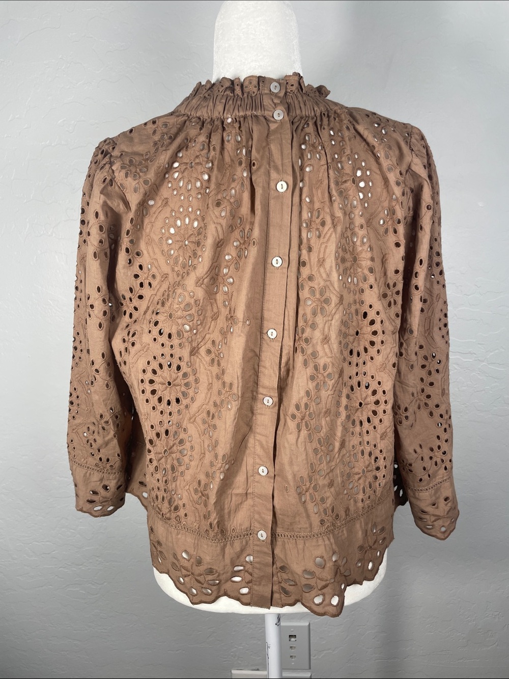 Jennifer & Grace Taupe Brown Eyelet Embroidered Cotton Blouse Size Large - Picture 6 of 10